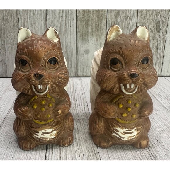 Vtg Twin Winton Style Squirrel Holding Cookie Salt & Pepper Shaker 4" Tall Japan - Picture 1 of 8